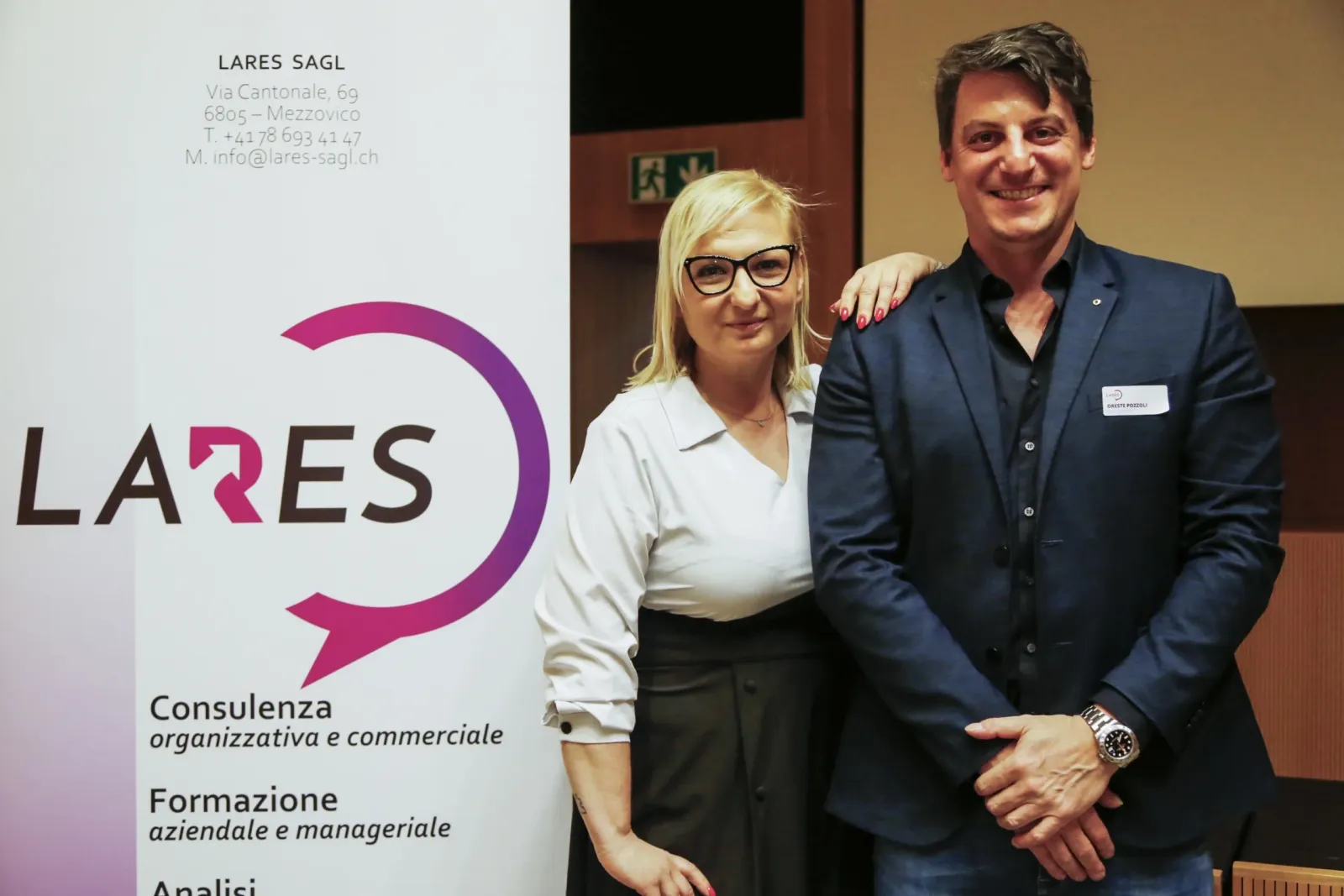 Pamela D'Ambrosio e Oreste Pozzoli davanti al roll-up Lares